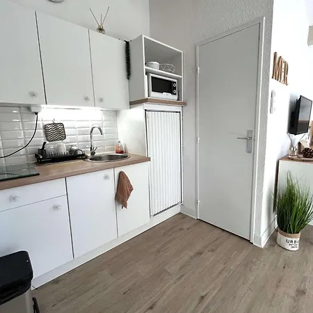 Mitoyenne T2 Climatisee Avec Piscine Et Parking, Vue Pinede - Fr-1-607-237 Holiday home *