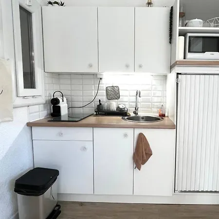 Holiday home Mitoyenne T2 Climatisee Avec Piscine Et Parking, Vue Pinede - Fr-1-607-237 *