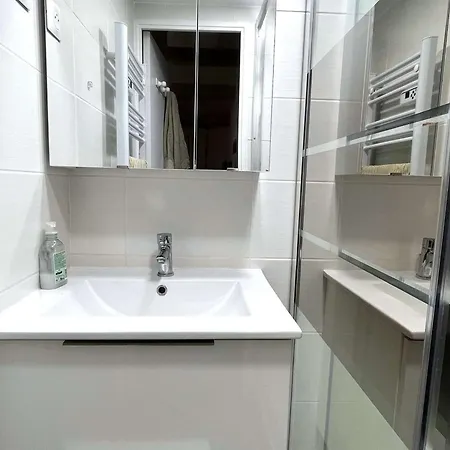 Mitoyenne T2 Climatisee Avec Piscine Et Parking, Vue Pinede - Fr-1-607-237 آجد