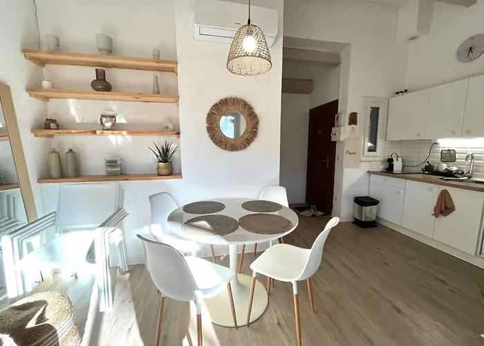 度假居 Mitoyenne T2 Climatisee Avec Piscine Et Parking, Vue Pinede - Fr-1-607-237 *