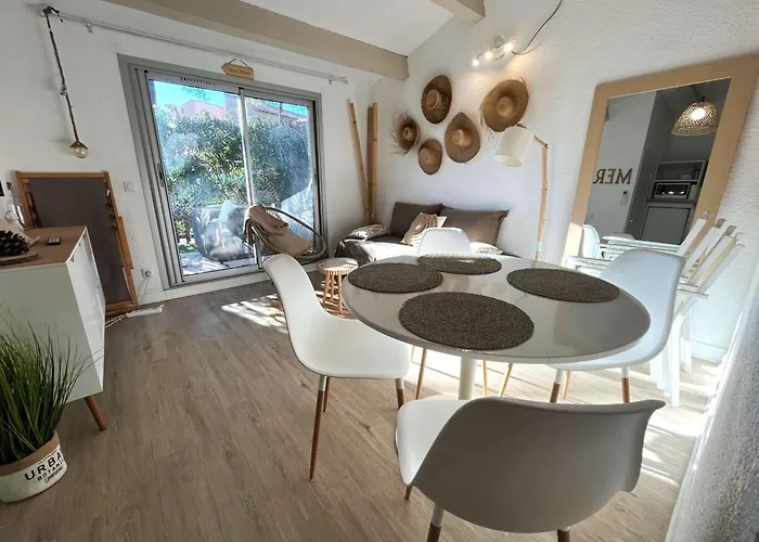 Holiday home Mitoyenne T2 Climatisee Avec Piscine Et Parking, Vue Pinede - Fr-1-607-237 *