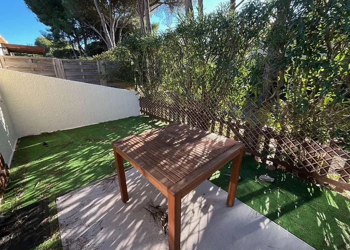 Mitoyenne T2 Climatisee Avec Piscine Et Parking, Vue Pinede - Fr-1-607-237 *