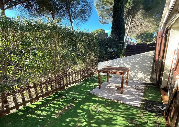 Mitoyenne T2 Climatisee Avec Piscine Et Parking, Vue Pinede - Fr-1-607-237